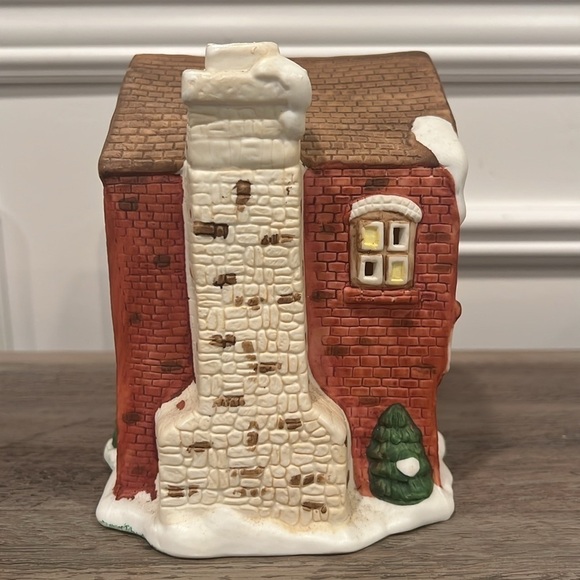 NOMA Dickensville Porcelain Lighted Village House Christmas No 3 Firehouse - Picture 7 of 17